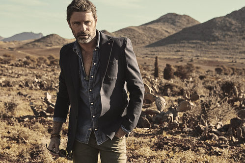 David Ascanio con camisa vaquera para la coleccion Mr Musk by Bloomers