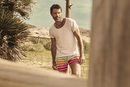 David Ascanio posando con ropa de baño de Mr Musk by Bloomers