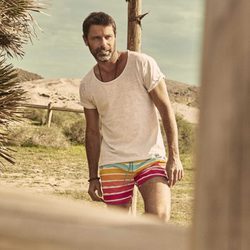 David Ascanio posando con ropa de baño de Mr Musk by Bloomers