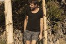 David Ascanio con ropa de baño en tonos oscuros de Mr Musk by Bloomers