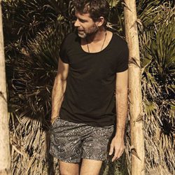 David Ascanio con ropa de baño en tonos oscuros de Mr Musk by Bloomers