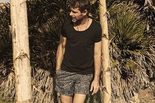 David Ascanio con ropa de baño en tonos oscuros de Mr Musk by Bloomers