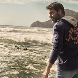 David Ascanio posando junto al mar para Mr Musk by Bloomers