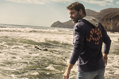 David Ascanio posando junto al mar para Mr Musk by Bloomers