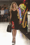 Vestido negro de la colección Resort 2018 de Moschino en Los Angeles