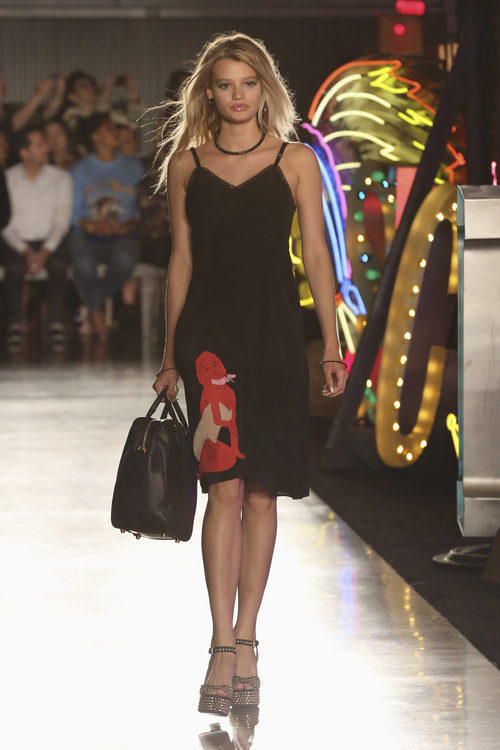 Vestido negro de la colección Resort 2018 de Moschino en Los Angeles