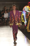 Traje berenjena de hombre de la colección Resort 2018 de Moschino en Los Angeles