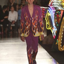 Traje berenjena de hombre de la colección Resort 2018 de Moschino en Los Angeles