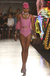 Bañador rosa de la colección Resort 2018 de Moschino en Los Angeles