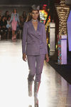 Traje morado de la colección Resort 2018 de Moschino en Los Angeles