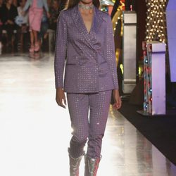 Traje morado de la colección Resort 2018 de Moschino en Los Angeles