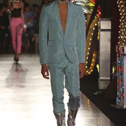 Traje de hombre de la colección Resort 2018 de Moschino en Los Angeles