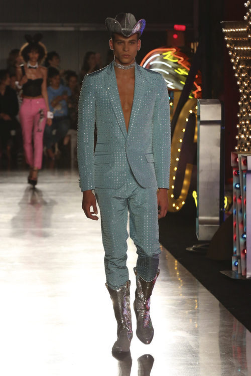 Traje de hombre de la colección Resort 2018 de Moschino en Los Angeles