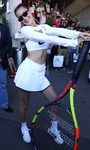 Bella Hadid con un look total white en el evento Roland-Garros