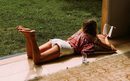 Modelo posando con ropa de la colección verano 2017 de Free People