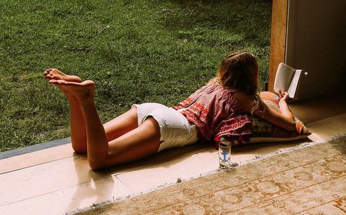 Modelo posando con ropa de la colección verano 2017 de Free People