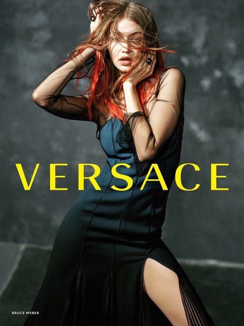 Gigi Hadid con un vestido de transparencias de la nueva colección otoño/invierno 2017 de Versace