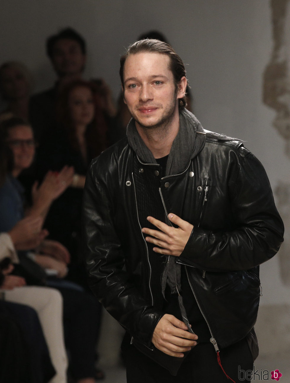 Damir Doma saludando después de un desfile