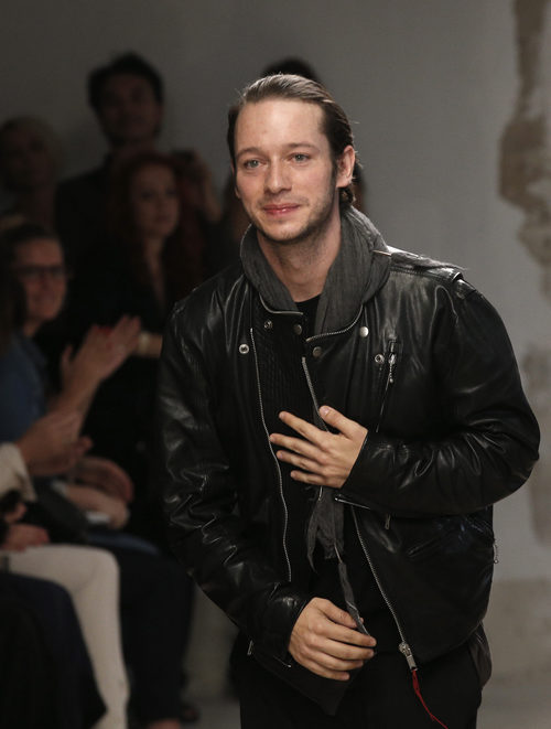 Damir Doma saludando después de un desfile