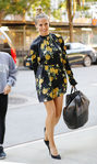 Heidi Klum con un vestido primaveral y stilettos negros