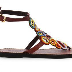 Modelo con abalorios de la colección de sandalias solidarias de Alma en Pena