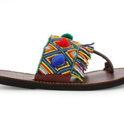 Modelo con abalorios y pompones de la colección de sandalias solidarias de Alma en Pena