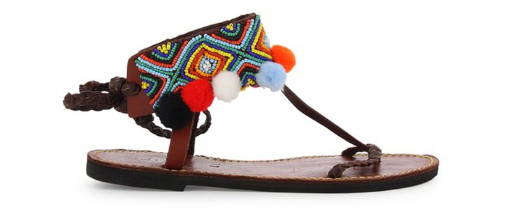 Modelo con pompones de colores de la colección de sandalias solidarias de Alma en Pena