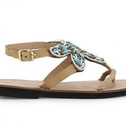 Modelo beige de la colección de sandalias solidarias de Alma en Pena