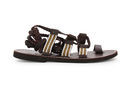Modelo de gladiadoras de la colección de sandalias solidarias de Alma en Pena
