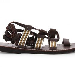 Modelo de gladiadoras de la colección de sandalias solidarias de Alma en Pena