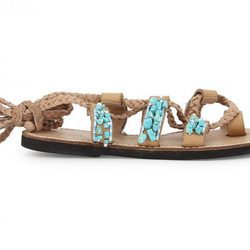 Modelo de gladiadoras beige de la colección de sandalias solidarias de Alma en Pena