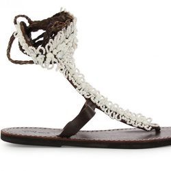 Modelo de abalorios blancos de la colección de sandalias solidarias de Alma en Pena