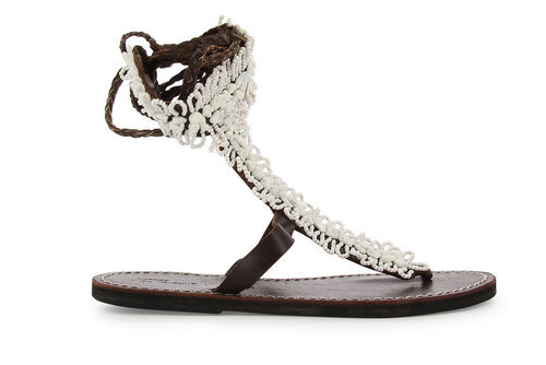 Modelo de abalorios blancos de la colección de sandalias solidarias de Alma en Pena