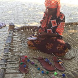 Mujeres de Kenia realizando sandalias para la colección solidaria de Alma en Pena