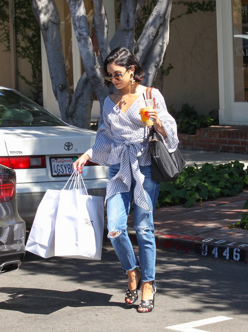 Vanessa Hudgens con camisa de volantes y jeans