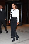 Bella Hadid con top blanco y mom jeans negros