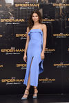 Zendaya con un vestido azul con aberturas