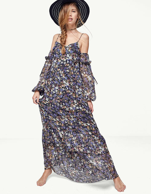Vestido con hombros al aire e la colección en edición limitada de Stradivarius para Verano 2017