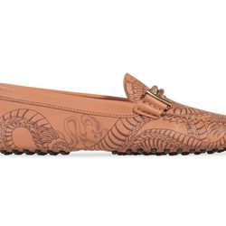 Zapato de estampado tatoo marrón de la colección 'Gommino' de Tod's para verano 2017