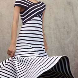 Vestido de rayas ajustado de la Colección Resort 2018 de Carolina Herrera