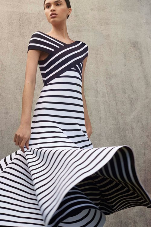 Vestido de rayas ajustado de la Colección Resort 2018 de Carolina Herrera