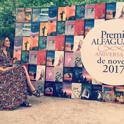 Sandra Barneda con un vestido floral en la Feria del Libro