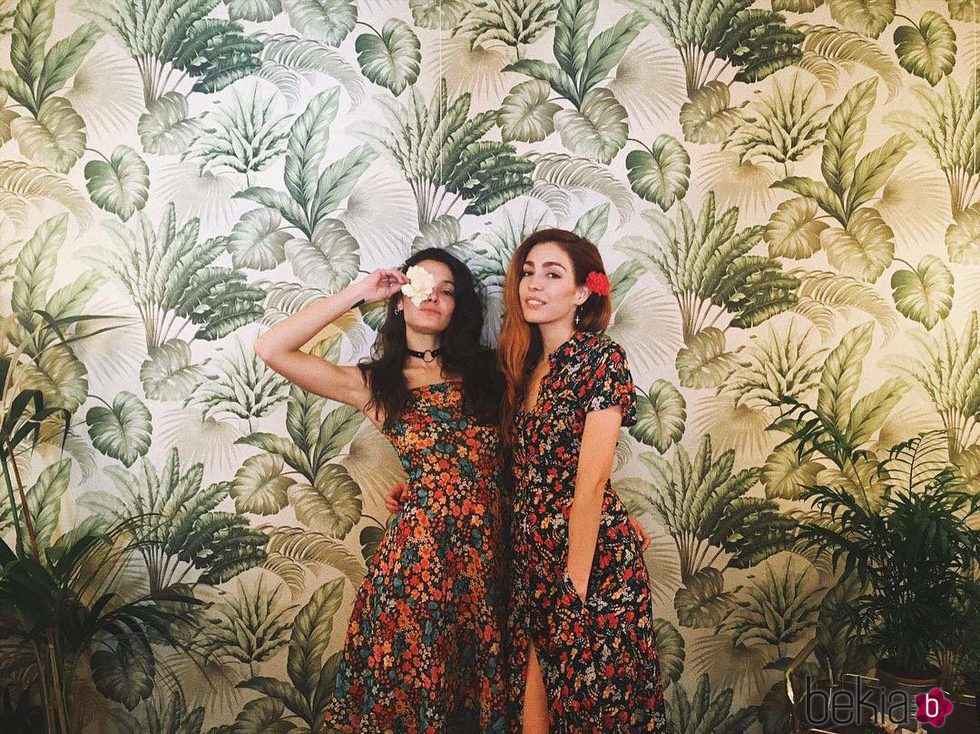 Ana Rujas junto a una amiga con look floral en su fiesta de cumpleaños
