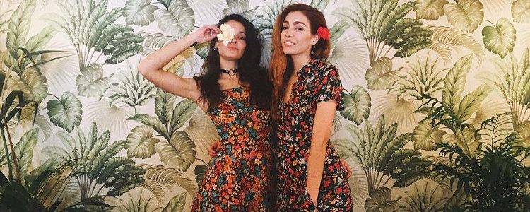 Ana Rujas junto a una amiga con look floral en su fiesta de cumpleaños