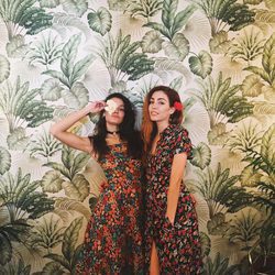 Ana Rujas junto a una amiga con look floral en su fiesta de cumpleaños