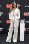 Ariadne Artiles con un mono largo blanco