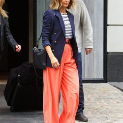 Jessica Alba con pantalón palazzo, camiseta navy y blazer azul