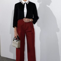 Jessica Alba con pantalón midi y torera