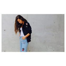 Malena Costa posa con vaqueros y camisa blanca