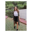 Malena Costa posa con una falda y una camiseta
